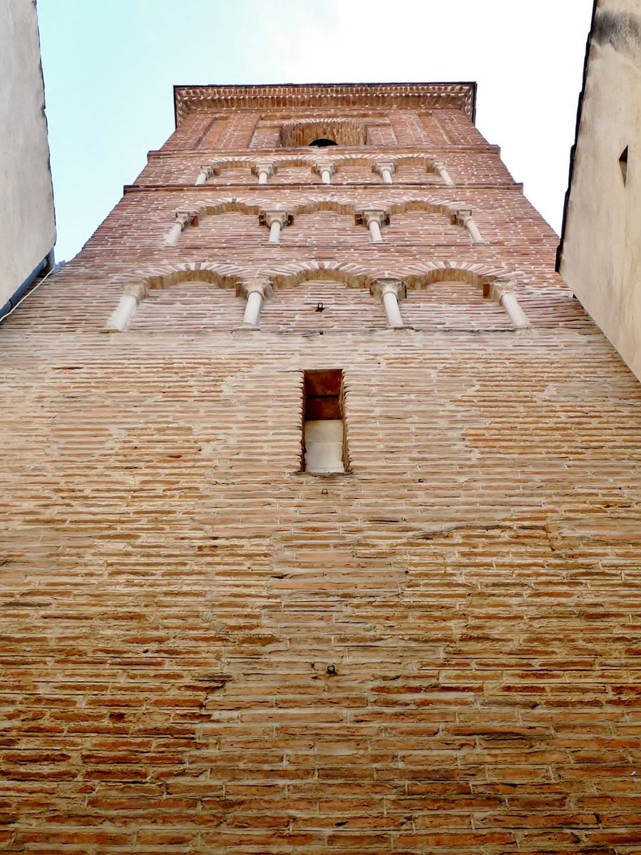 madridarabe's tweet photo. La construcción de carácter religioso más antigua de #Madrid es la torre de de San Nicolás. Ya existía en el XII aunque como sugiere esta placa, en el interior de la iglesia, pudo ser en orígen un #minarete y no una torre cristiana "mudéjar", es decir, de tradición #andalusí https://t.co/voXtIzirFl