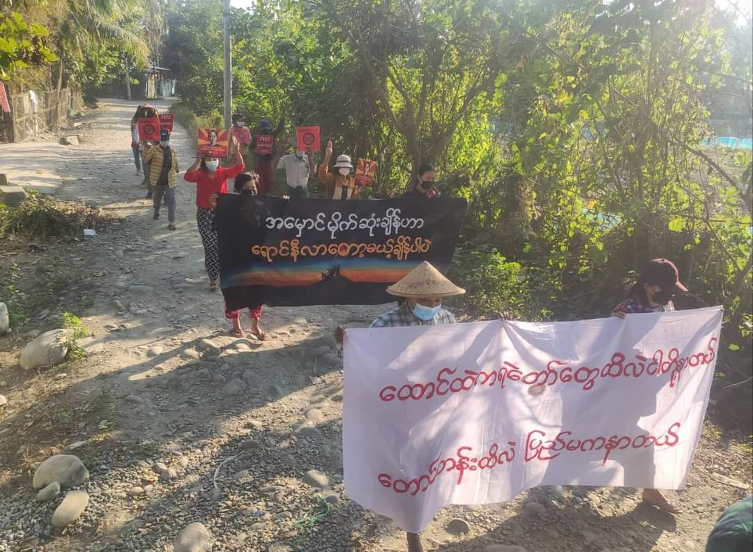 DummiKiwi's tweet photo. Anti-coup revolutionary strike in Sagaing's Kale as 316th day, despite brutal crackdowns, without a day off. 🪧  #Dec20Coup #HelpMyanmarIDPs #WhatsHappeningInMyanmar https://t.co/Vd5niKi8TQ