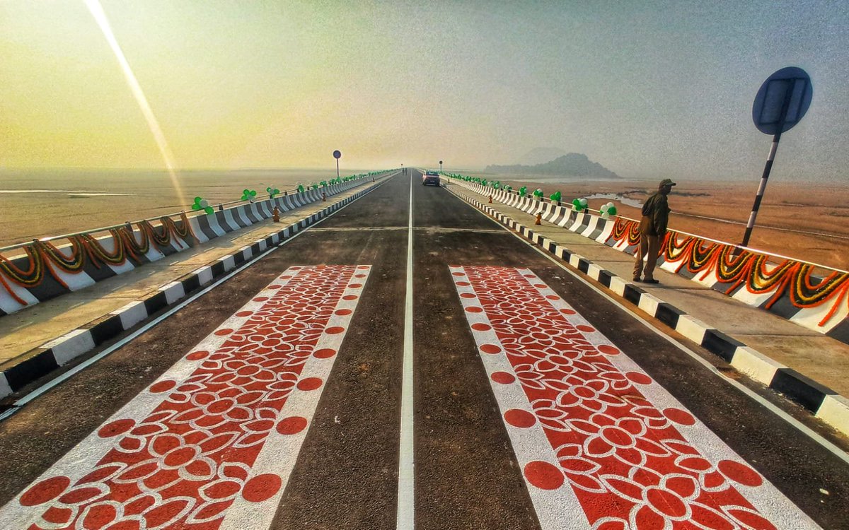CMO_Odisha's tweet photo. The ‘T’ shaped bridge spans 3.4 kilometre long and has been constructed at a cost of ₹111 Cr. The bridge will shorten the distance between Badamba and Banki Baideswhar by 45km and connect Shinghanath Temple.  #OdishaOnTheMove https://t.co/re8cONM219