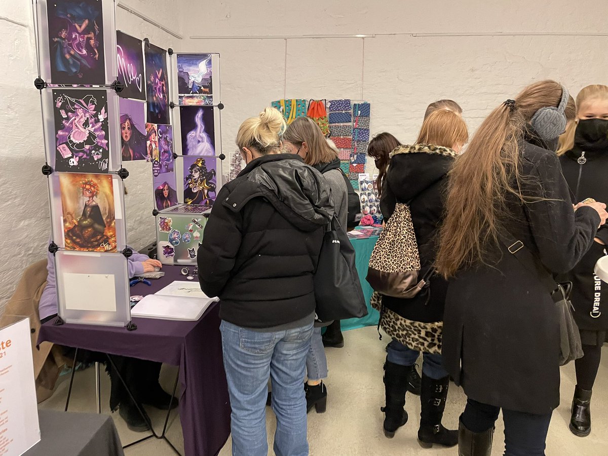 KabujiroK's tweet photo. We organized our own little Christmas market / Artist Alley and it was so much fun! https://t.co/XGuQWZskCR