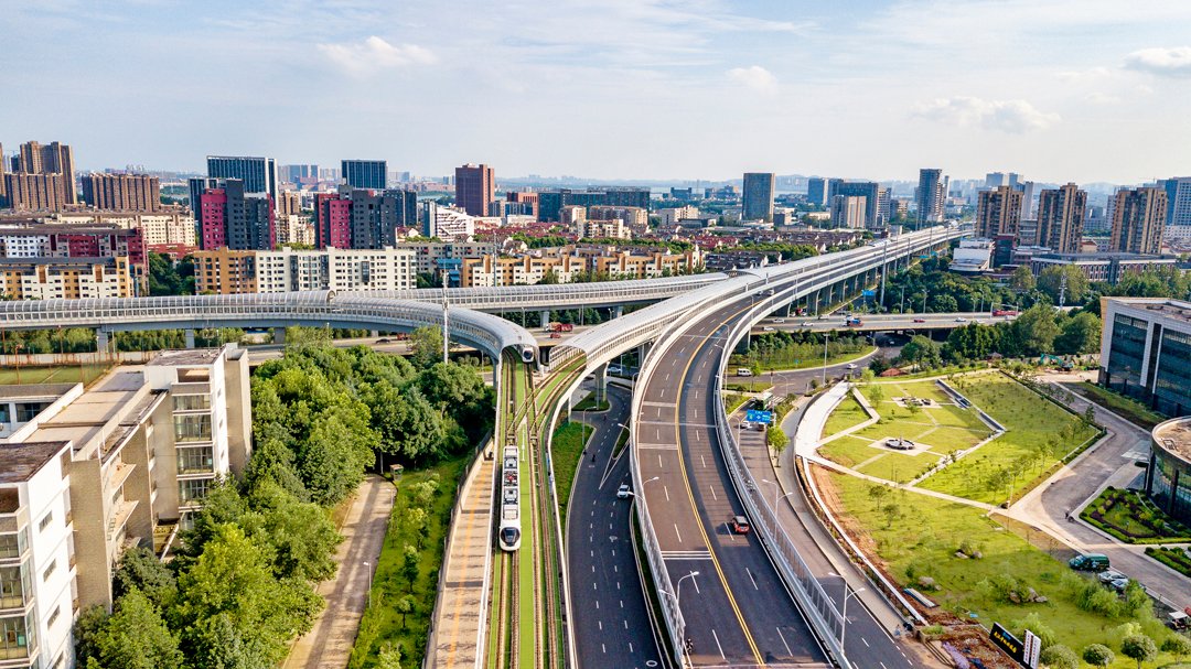 OpticsValleyCN's tweet photo. A vision for the future: Transportation in #OVC takes on a futuristic shape as it plans a lattice-like network of 14 east-west routes, 14 north-south routes as well as 2 ring roads. Welcome to #OVC!🛣️🏙️ #OVCTransport https://t.co/FLxs7jKWtX