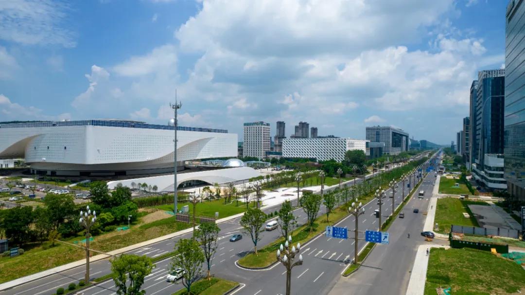 OpticsValleyCN's tweet photo. A vision for the future: Transportation in #OVC takes on a futuristic shape as it plans a lattice-like network of 14 east-west routes, 14 north-south routes as well as 2 ring roads. Welcome to #OVC!🛣️🏙️ #OVCTransport https://t.co/FLxs7jKWtX