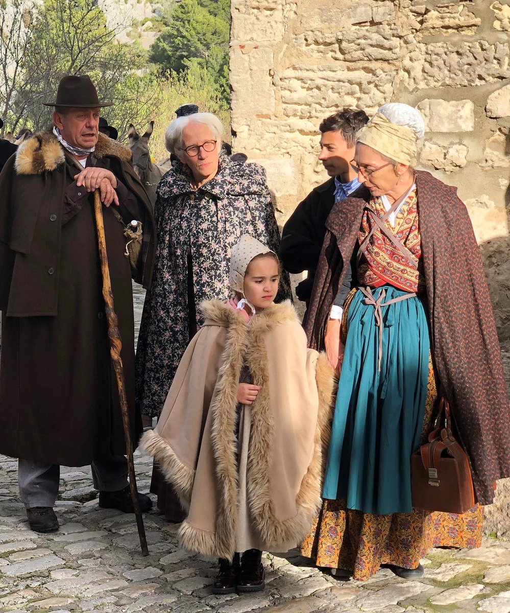 Vivez Noël aux Baux-de-Provence 🎄✨

Cérémonie de l’aubade, Messe de minuit, crèche vivante et cérémonie du Pastrage auront lieu le 24 décembre.