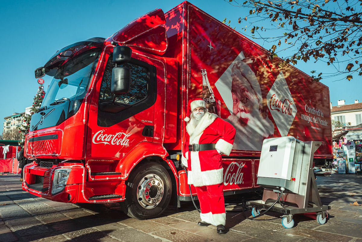 ABBNorge's tweet photo. Vi har gått sammen med Coca-Cola og Volvo om første el-turne fra nord til syd (1300 km) i Italia for å distribuere leskende drikke😊
Motor på 200 kW/272 hk og batteripakke på 265 kWt⚡️
https://t.co/P5Il1AaaVg
#elbil #elbuss #ellastebil #elektrisk #transport #logistikk #lading https://t.co/4TsfyLdQYy