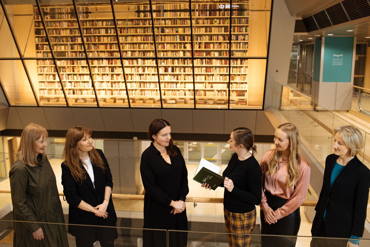 📖 Noslēdzoties #LV100 programmai, <a href="/KM_kultura/">Kultūras ministrija</a>  Latvijas valsts simtgades biroja biroja komanda sagatavojusi izdevumu “Latvijas valsts simtgade: pašu radīts un radāms stāsts”, kas ar <a href="/LNB_lv/">Nacionālā bibliotēka</a> starpniecību nokļūs visās 764 publiskajās bibliotēkās Latvijā.
👉lv100.lv/jaunumi/biblio…