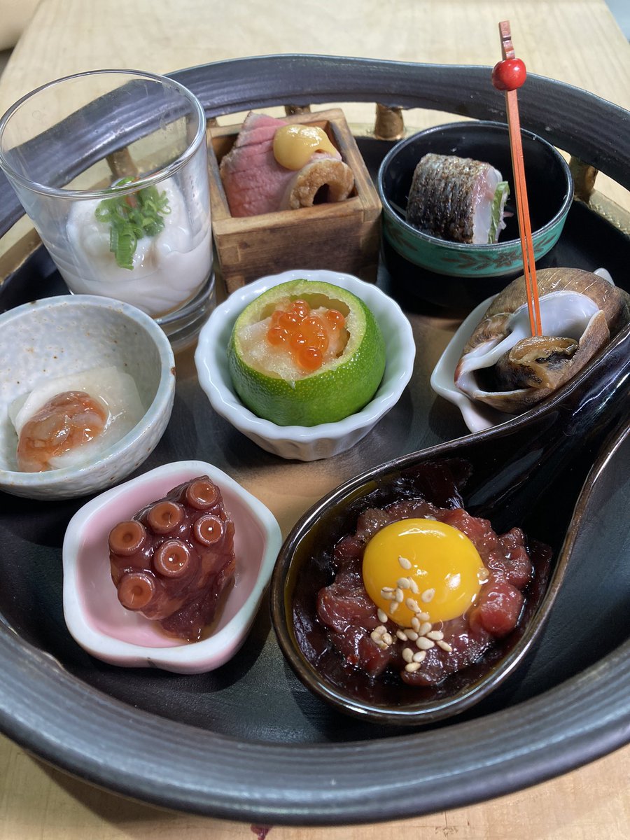 kunip0617's tweet photo. 今日の八寸〜

貝柱みぞれ和え
タコ柔らか煮込
蕪酒盗和え
たら白子
合鴨ロース
鯵きずし
バイ貝旨煮
馬肉ユッケ https://t.co/hFY92c9Lew