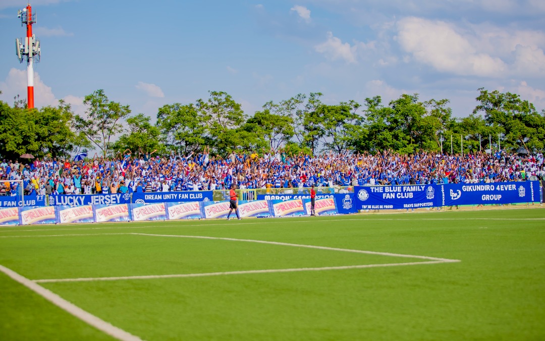 FERWAFA's tweet photo. Ishingiye ku mabwiriza ya @Rwanda_Sports  yo kurwanya Covid-19 mu mikino; FERWAFA iramenyesha abakunzi b'umupira w'amaguru ko guhera ku itariki ya 20-12-2021 abafana batemerewe kwitabira imikino itandukanye itegurwa na FERWAFA. Amabwiriza arambuye kuri iyi ngingo azasohoka vuba. https://t.co/1zMuCHkU1y