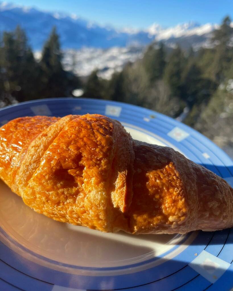 gillespudlowski's tweet photo. Le #croisssantvoyageur est à #crans - l’occasion rêvée de vider un pot de confiture de ma copine Christine Ferber #christineferber - le croissant vient lui de #delicatessecrans #cransmontanaabsolutely #yummy #foodpics #foodstagram #instagood #foodforth… https://t.co/N3PCmf5ALP https://t.co/7U1b1JMWPt
