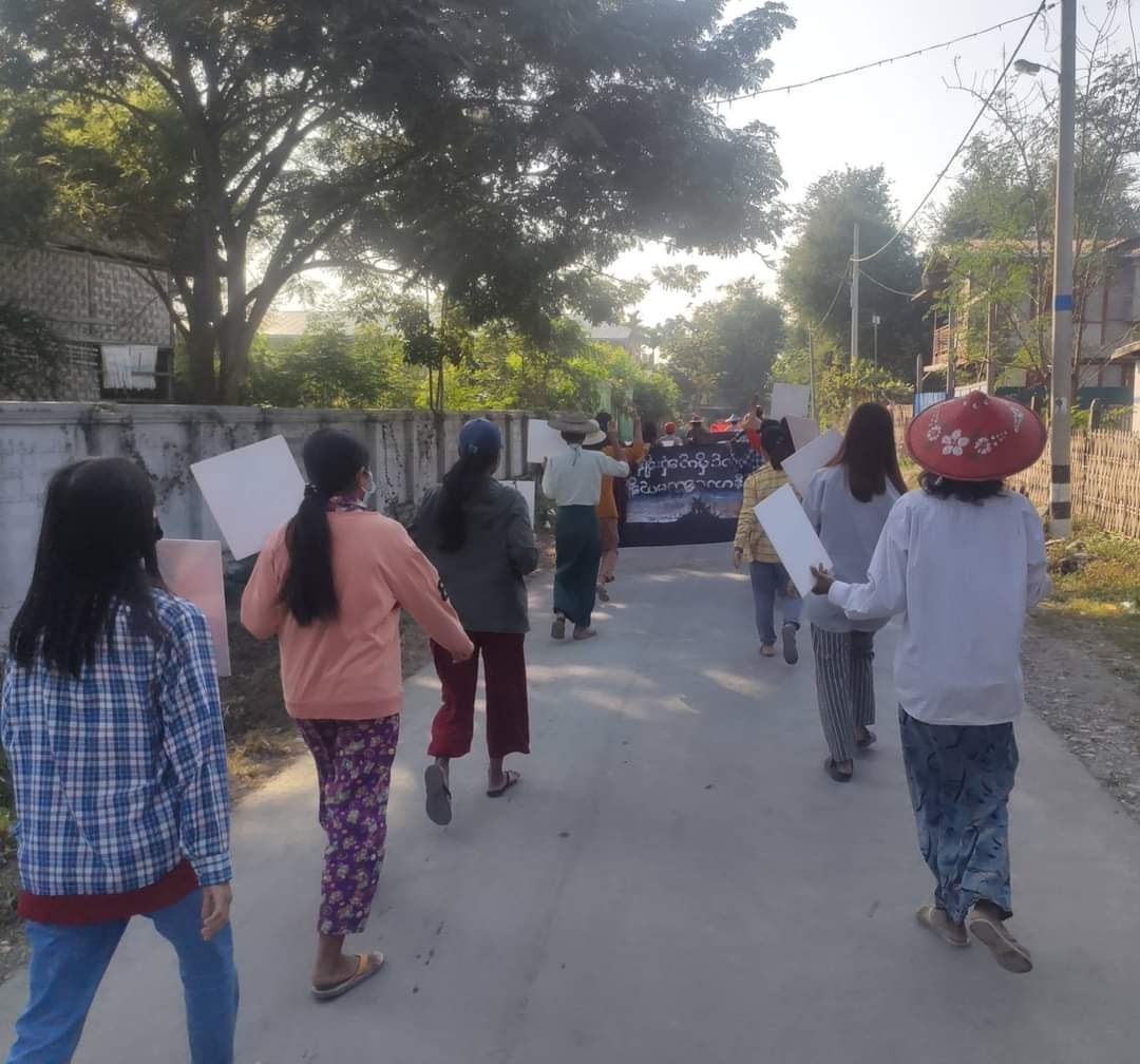 m_krl1's tweet photo. 316th day of protest continued to march by residents from #Kale town, #Sagaing Region on Dec20 despite Junta's brutal abductions and deadly oppressions. Our voice will never be silence under brutal Coup.

#HelpMyanmarIDPs
#Dec20Coup  
#WhatsHappeningInMyanmar https://t.co/Gmcxolbkcp