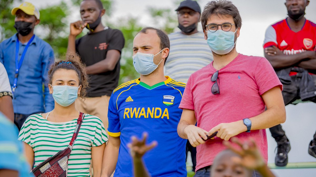 Ishingiye ku mabwiriza ya <a href="/Rwanda_Sports/">Ministry of Sports|Rwanda</a>  yo kurwanya Covid-19 mu mikino; FERWAFA iramenyesha abakunzi b'umupira w'amaguru ko guhera ku itariki ya 20-12-2021 abafana batemerewe kwitabira imikino itandukanye itegurwa na FERWAFA. Amabwiriza arambuye kuri iyi ngingo azasohoka vuba.