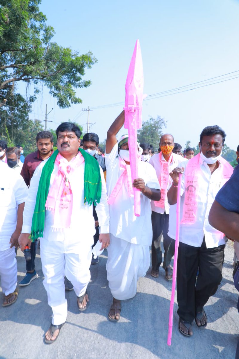 BRSNarenderWGL's tweet photo. ముఖ్యమంత్రి కేసీఆర్ గారి ఆదేశానుసారం..కేంద్ర బీజేపీ ప్రభుత్వం తెలంగాణ రైతుల ధాన్యం కొనుగోలుపై చూపుతున్న నిర్లక్ష ధోరణికి నిరసనగా వరంగల్ తూర్పు ఖిలావరంగల్ లో కేంద్ర ప్రభుత్వ శవయాత్ర కార్యక్రమం..

#AntiFarmerBJP 

 @trspartyonline 
@KTRTRS https://t.co/PiCBERhat4
