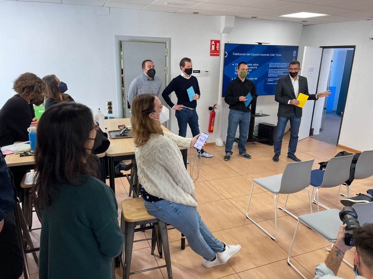 Zigurat_Inst's tweet photo. 🤝Trabajo colaborativo, predicando con el ejemplo. El pasado sábado nos reunimos con los directores de programa en las oficinas de Barcelona para trabajar dinámicas con las que fortalecer la marca Zigurat desde todas sus aristas.
#beyondfutureeducation https://t.co/ImH90qRS10