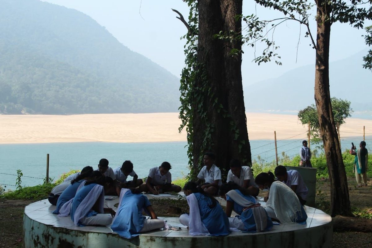 moefcc's tweet photo. Nadi Utsav 2021 #MahanadiRiver @Wiiofficial1 NRCD #SaveMahanadi #SaveLife Save Mahanadi biodiversity Awareness Rally with Nilkantha High School and staff from Tikerpada Range along the Mahanadi River. https://t.co/G9KBPQMXV6