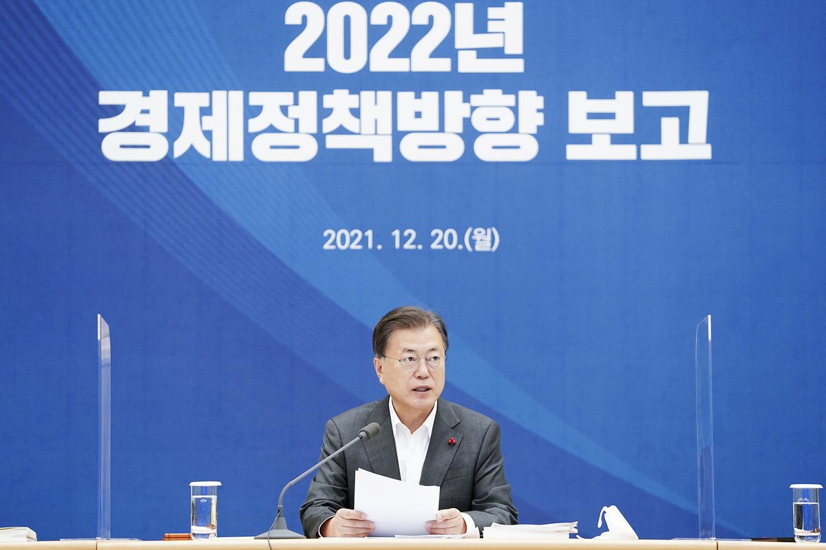 2022년 경제정책 방향에는 
‘위기를 넘어 완전한 정상화를 
이루겠다’는 정부의 정책 의지를 
담았습니다. 완전한 경제 정상화는 
안정된 방역 속에서만 이룰 수 
있습니다. 굵고 짧은 방역 강화로 
다시 일상회복으로 돌아가야 내수와 
고용 회복세를 이어갈 수 있습니다.