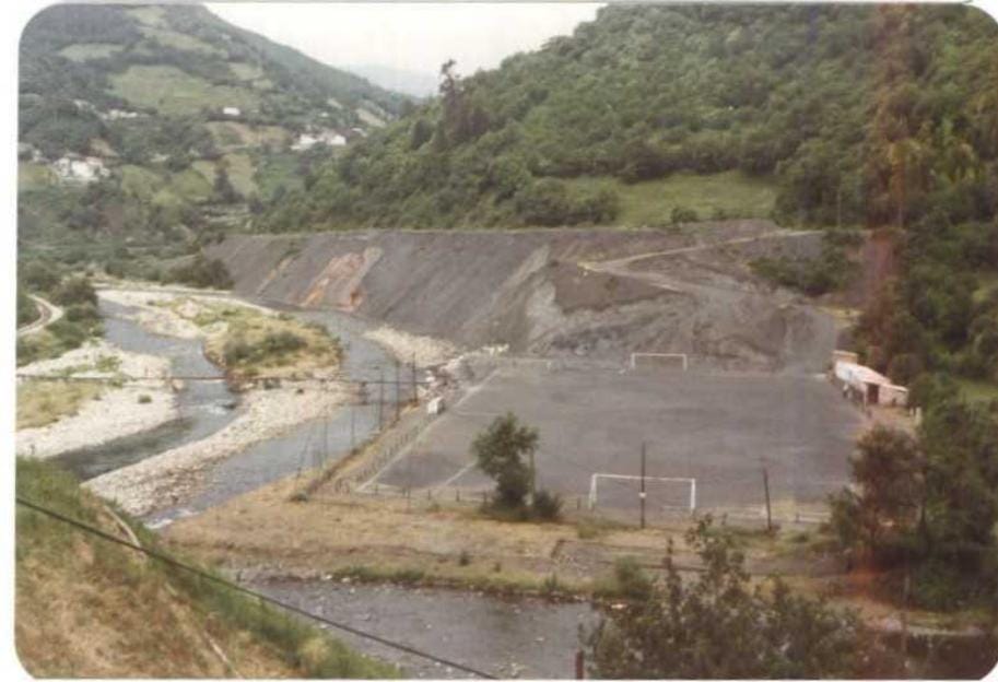futAstur's tweet photo. Siempre hay que tener buenos amigos... Y hoy... Me envían esta joya. El Federico Mulas, antiguo campo del @SantiagoDeAller, hasta que lo llevó el río en 1980. (📷 Instituto Geológico y Minero de España) https://t.co/mvBN7ah2oi