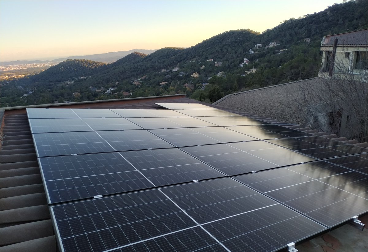 ConfortSolar's tweet photo. ☀️ Recta final pel 2022 ☀️

Aquí us deixem amb imatges d'una #instal·lació realitzada recentment amb:
- 16 #panells de 400Wp ➡️ 6,4 kWp
- 1 #inversor de 6kW ➡️ 6,0 kWn

Tot monitoritzat! ✅

🌍 https://t.co/wlDxYiC7gC

#Autoconsum #Fotovoltaica #GeneracióDistribuïda #Renovables https://t.co/plqDQhL7JK