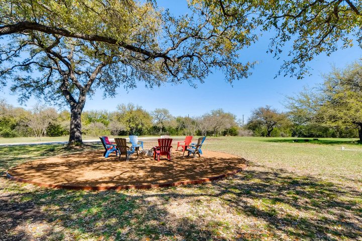 TasteRecovery_'s tweet photo. Our sober living house is located on 2 1/2 serene, beautiful acres on the Hudson Bend Peninsula. Lake Travis is a short walk away. The location is ideal for those men seeking sobriety with self-discipline in a structured environment. Book now - https://t.co/WKt0lSCiNx https://t.co/ljGwEBl2gD