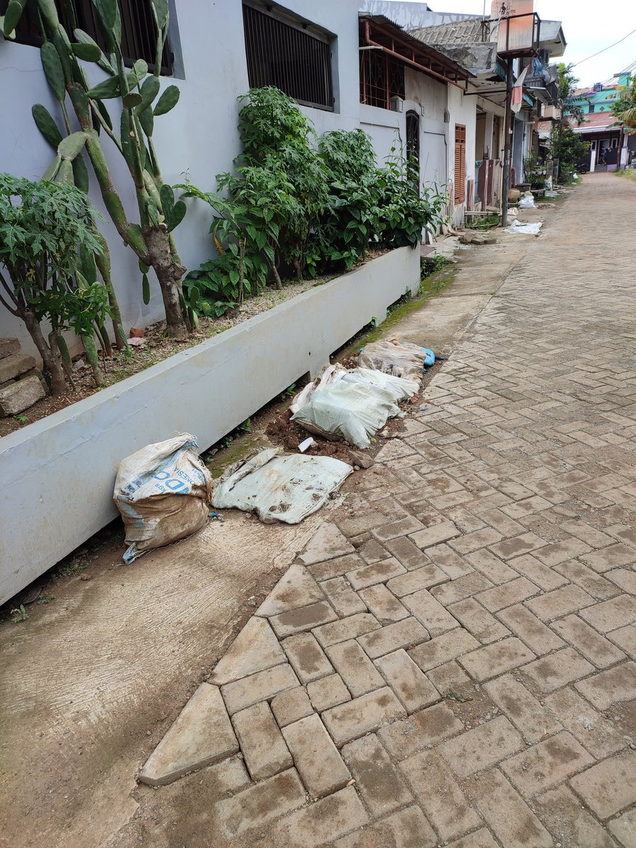 dinizahr's tweet photo. @Gas_Negara ini kenapa ya hasil galian gas di lingkungan rumah saya gak diberesin lagi? 
Karung2 isi tanah dan batu2 masih berantakan. Udah berminggu2 loh ini sejak penggaliannya selesai https://t.co/kIqAw5l5jJ
