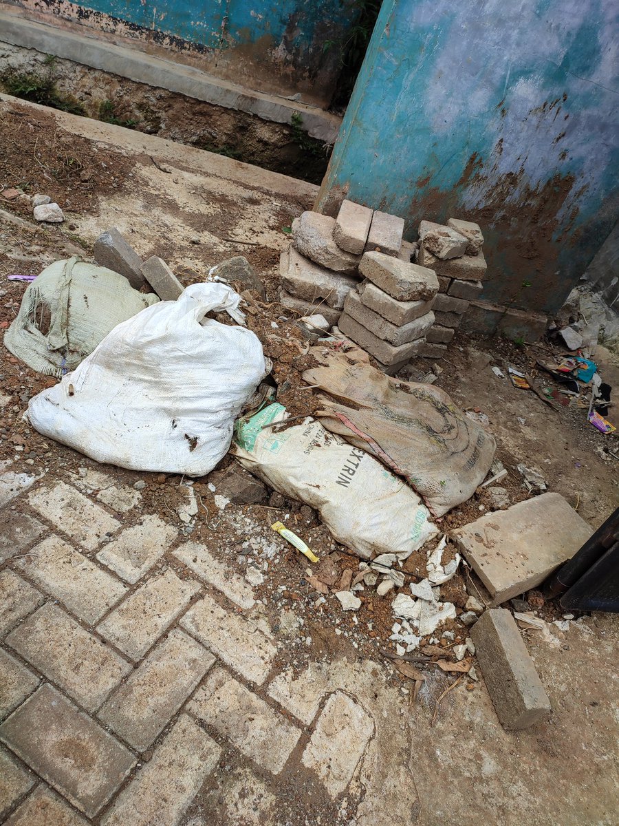 dinizahr's tweet photo. @Gas_Negara ini kenapa ya hasil galian gas di lingkungan rumah saya gak diberesin lagi? 
Karung2 isi tanah dan batu2 masih berantakan. Udah berminggu2 loh ini sejak penggaliannya selesai https://t.co/kIqAw5l5jJ