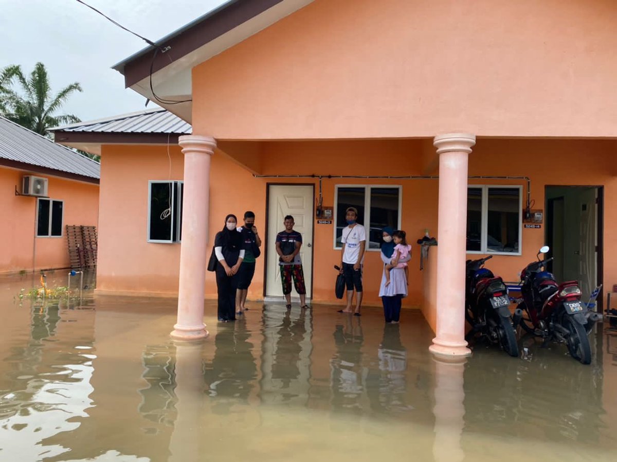 SA_ShamsulAkbar's tweet photo. Lawatan prihatin keatas Keluarga MAQIS yang terkesan akibat bencana banjir.

Semoga anggota yang terlibat tabah dengan segala dugaan. 

@MaqisMalaysia
@MafiMalaysia
#PenguatkuasaBerintegriti https://t.co/ctdnkAXUWr