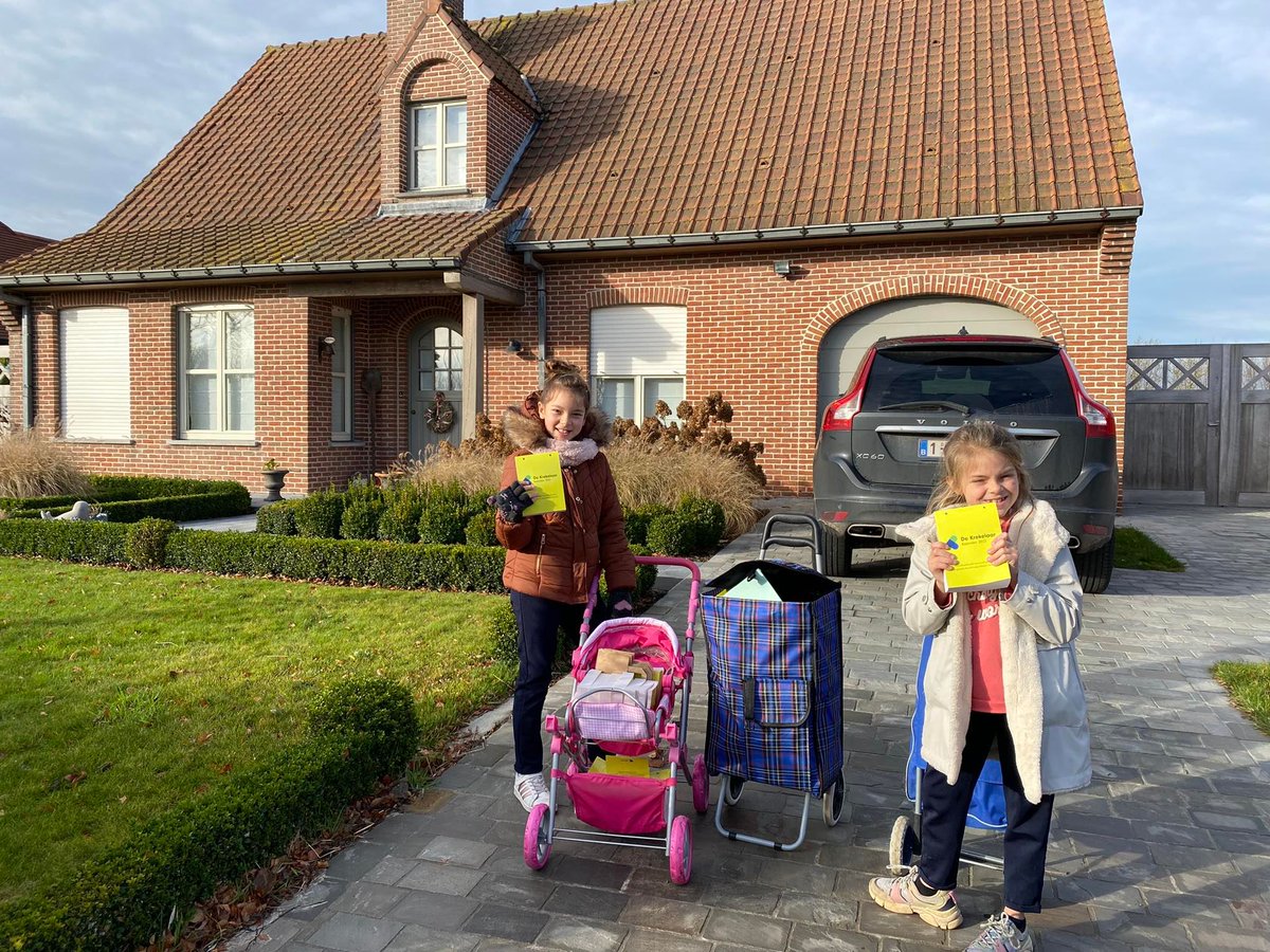 Met man, macht en meewerkende meisjes gingen/gaan vrijwilligers en personeel de voorbije twee weken en begin deze week op pad met de gratis gemeentelijke #scheurkalender van 365 pagina's dik. Een initiatief dat duidelijk wordt gesmaakt. Trots en dankbaar!