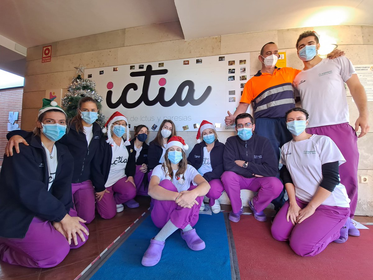 ¡Mirad qué navideños nos hemos puesto todo el equipo de nuestro centro para desearos Felices Fiestas! Esperamos que paséis unos días estupendos con los vuestros seres queridos y que el año 2022 solo nos traiga cosas buenas.