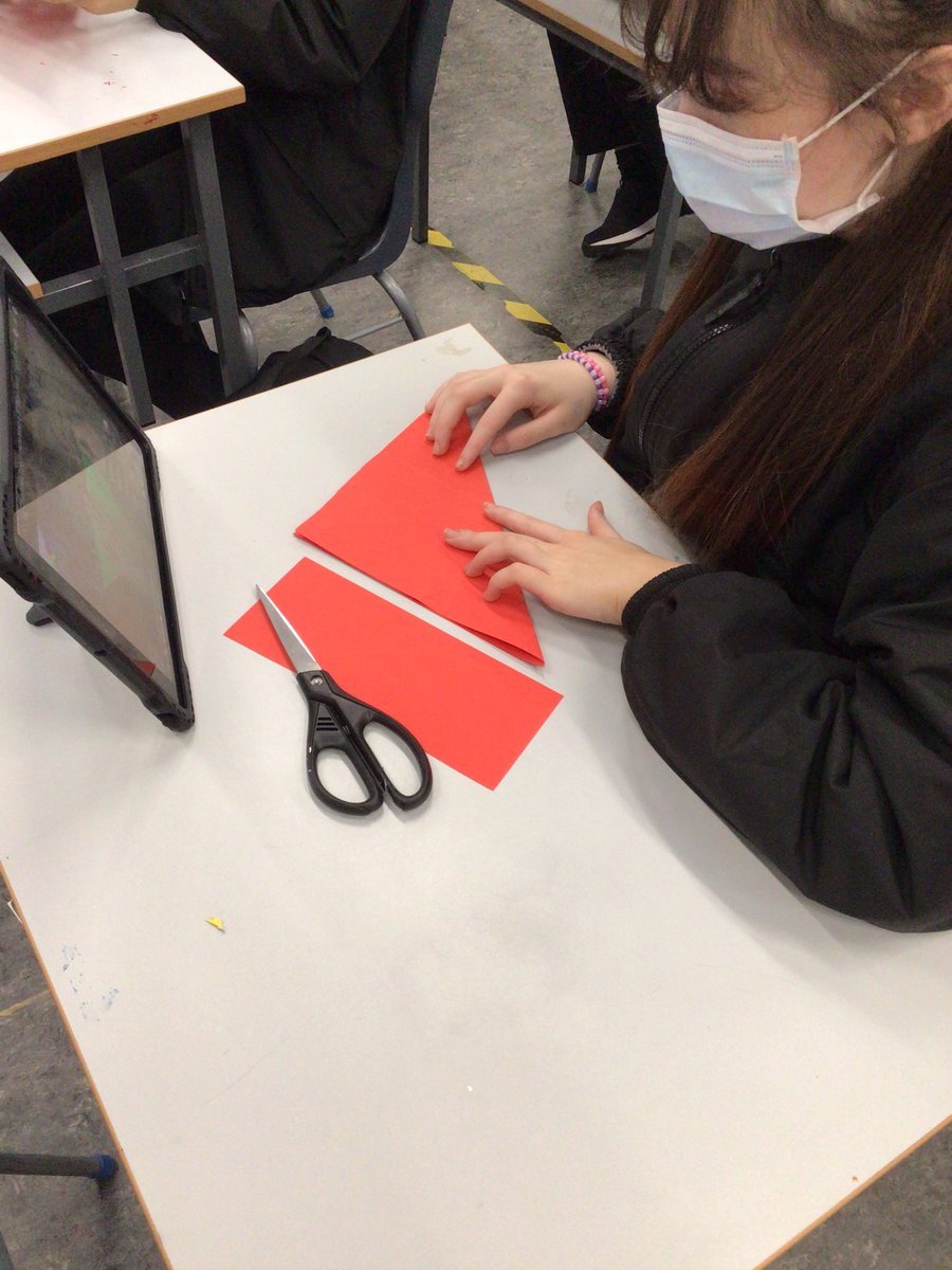 Oide_SarahMc's tweet photo. Second year Art really got into the Christmas spirit today as we made some origami Christmas trees! 🎄#Christmas #EveryoneCanCreate #edchatIE @Kingswoodcc16 https://t.co/I4xrMgStlB