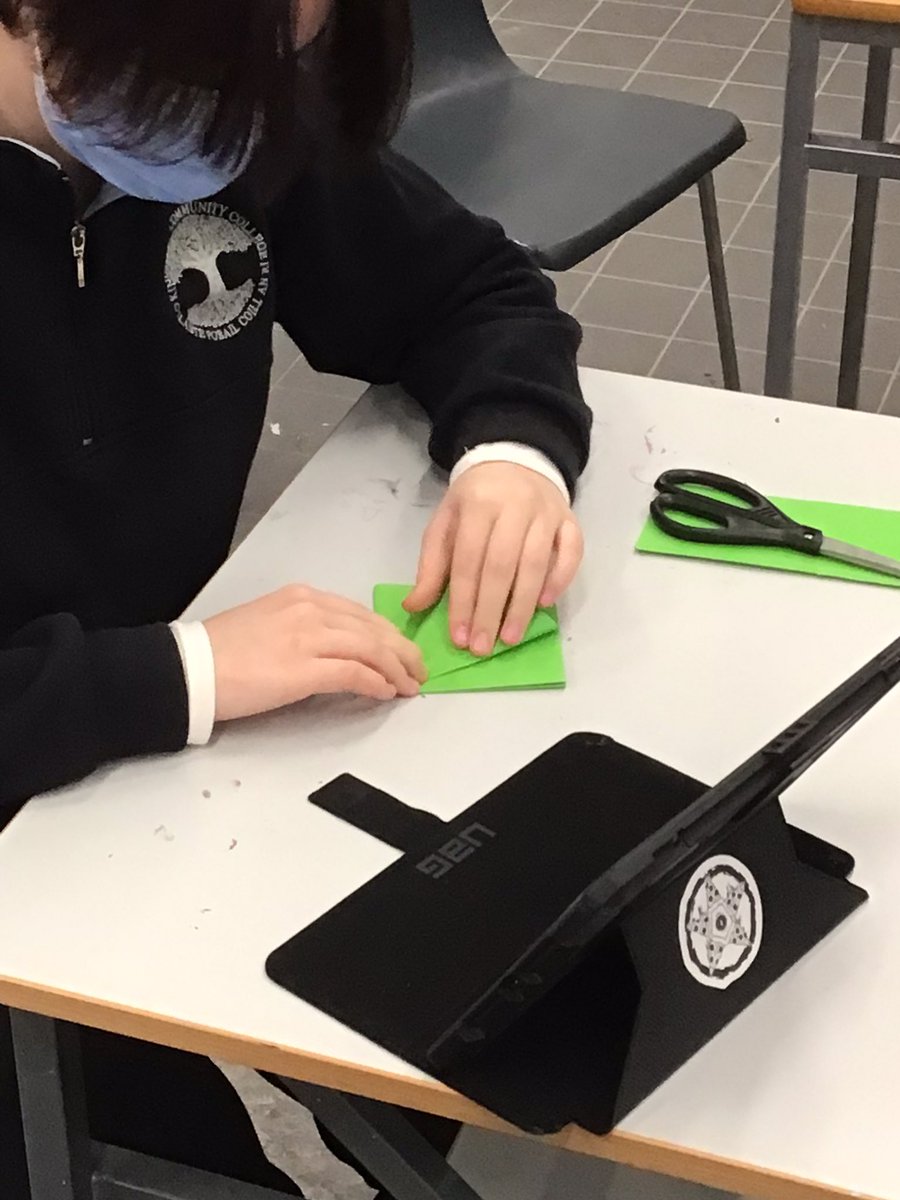 Oide_SarahMc's tweet photo. Second year Art really got into the Christmas spirit today as we made some origami Christmas trees! 🎄#Christmas #EveryoneCanCreate #edchatIE @Kingswoodcc16 https://t.co/I4xrMgStlB