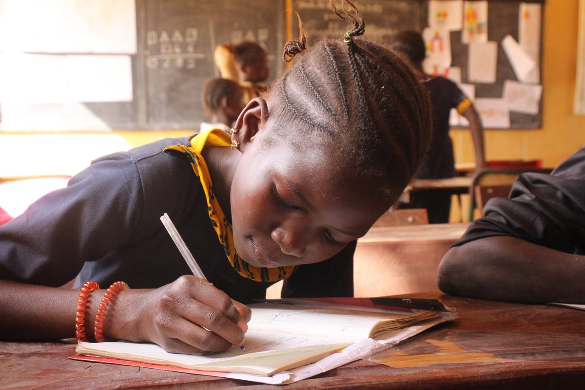 christellefle's tweet photo. Dans le cadre de leur formation, nos stagiaires en didactique découvrent à Bamako l'école KARAMA, exemplaire en termes de pédagogie actives et d'inclusion. Un nouveau partenariat en train de se construire avec @SolidLaique.
Grâce au soutien de @AFD_France https://t.co/LpjAZQHYoE