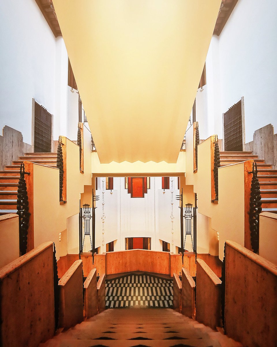Heerlijk die vormen, kleuren en creativiteit van de #amsterdamseschool ❤️

Dit is het <a href="/AmrathHotels/">Amrâth Hôtels</a> in #amsterdam. Blij met de gastvrijheid. Mijn camera ook. 😀

#erfgoed #architectuur #fotografie #instagram