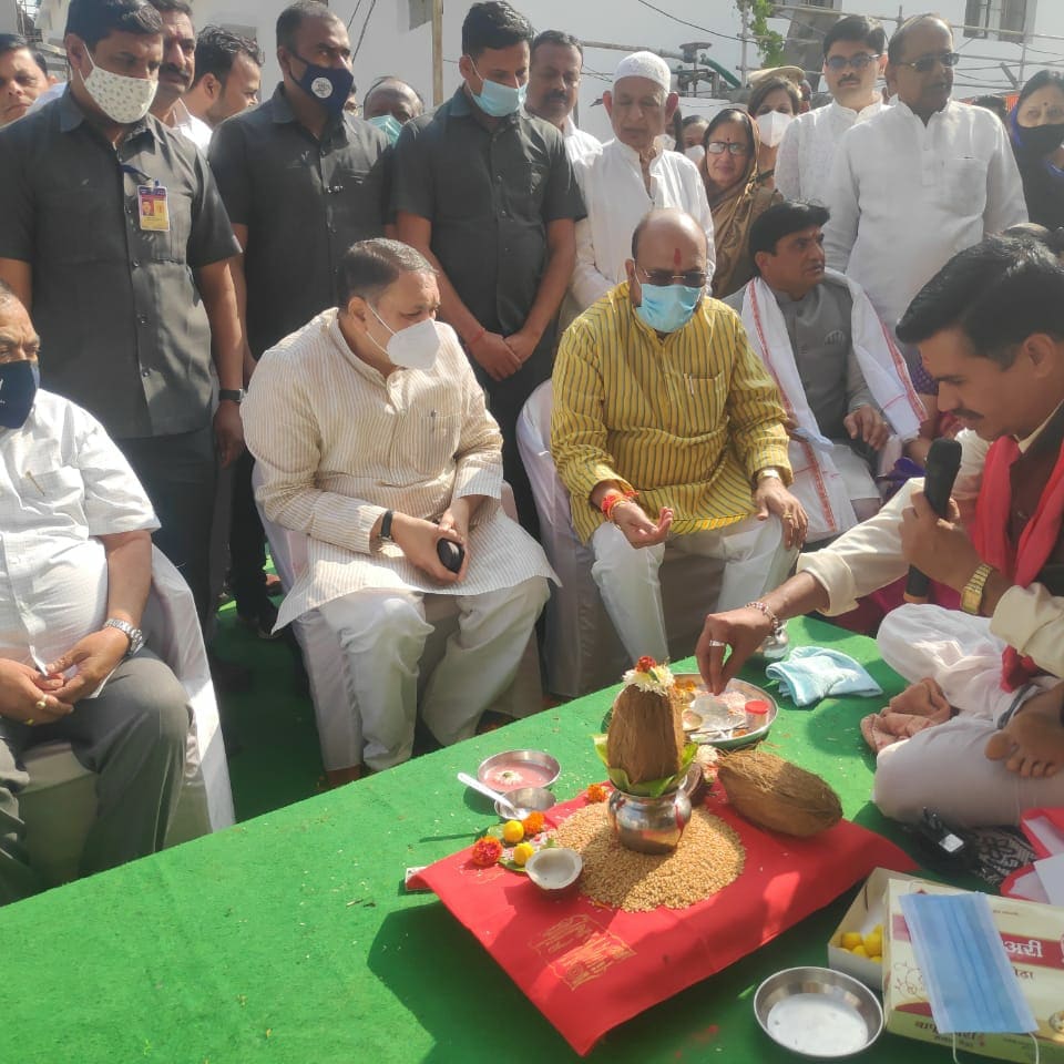 Dwalsepatil's tweet photo. आज जळगाव दौऱ्यादरम्यान चोपडा येथील नगर परिषदेच्या नूतन योजनेंतर्गत जलशुद्धीकरण केंद्र व जलकुंभाचा उद्घाटन सोहळा संपन्न झाला. याप्रसंगी नागरिकांच्या जीवनाशी निगडित योजनांच्या पूर्णत्वास राज शासन प्राधान्य देत असल्याची ग्वाही उपस्थितांना दिली.
#Jalgaon #waterpurificationcenter https://t.co/auPsHI5Ak1
