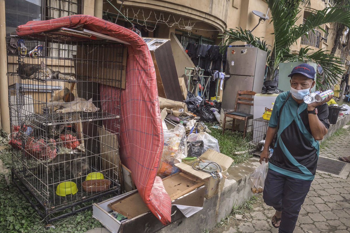 adibrawi's tweet photo. Residents of Pangsapuri Perdana Shah Alam cleaned damaged and mud-covered home furnishings. In Selangor, according JKM's InfoBencana apps, as of 8am this morning, a total of 11,418 people from 4,267 families have been evacuated to 74 PPS in all districts. #flood #ShahAlam https://t.co/8rrLXc6Hmm