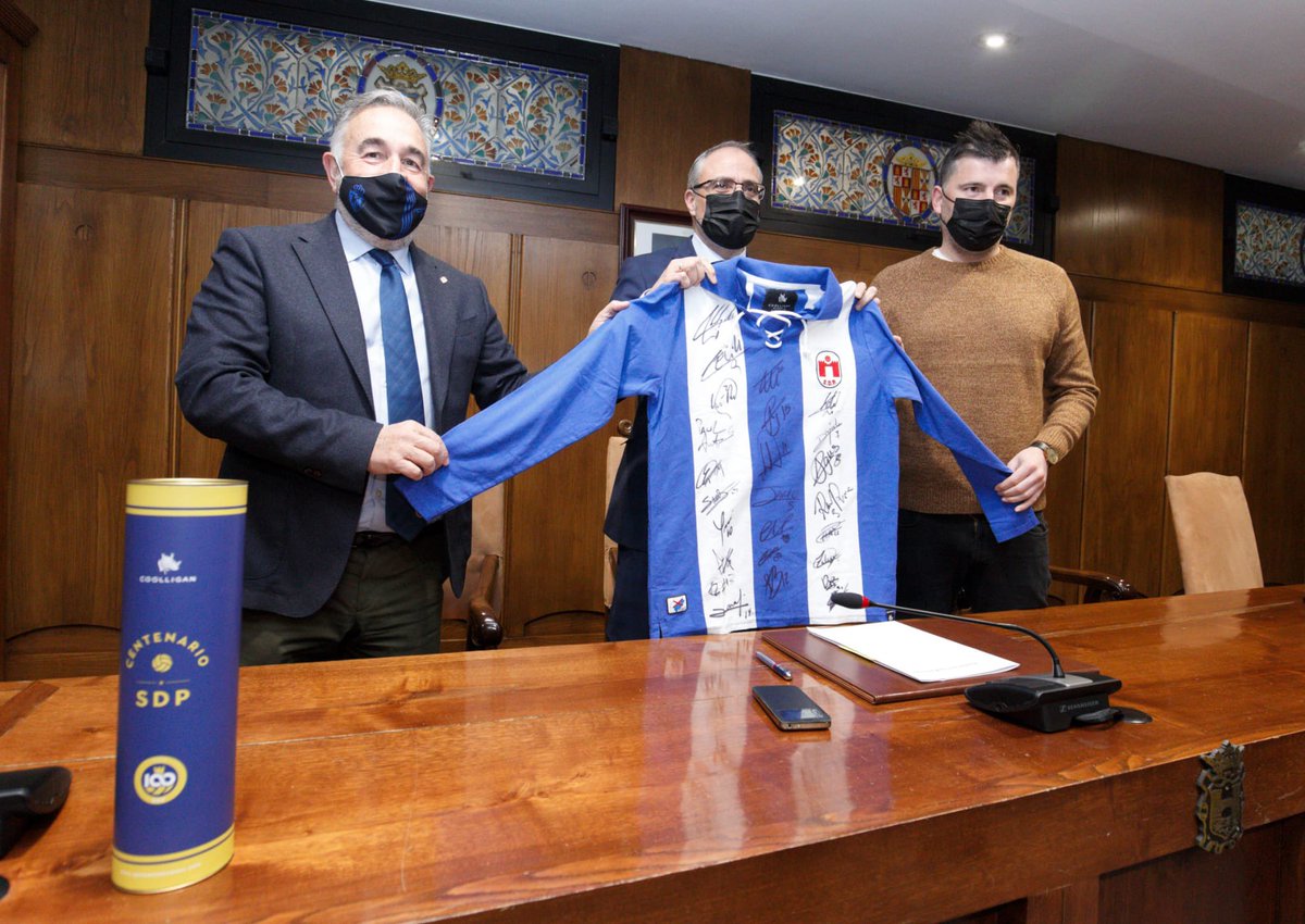 SDP_1922's tweet photo. Hoy hemos firmado el convenio de cesión del estadio de El Toralín. Muchas gracias al @AytoPonferrada. ¡Orgullosos de llevar el nombre de nuestra ciudad!
#Adelanteyarriba
#100AñosDeportiva https://t.co/gHnT22c3Fx