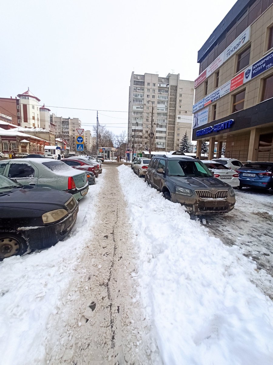 Этот тротуар из года в год не чистят, а напротив засыпают очищая стоянку. Администрации города стоит "поработать" с владельцем БЦ Симбирский и спорт-школой.