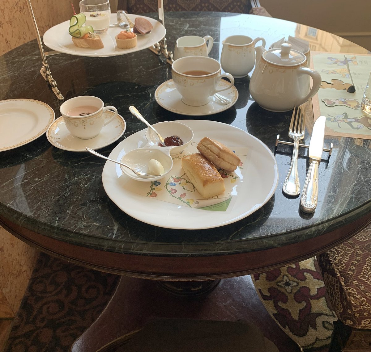 ドリーマーズ ラウンジのアフタヌーンティーセット メニュー見た瞬間から絶対 マベコのイラスト