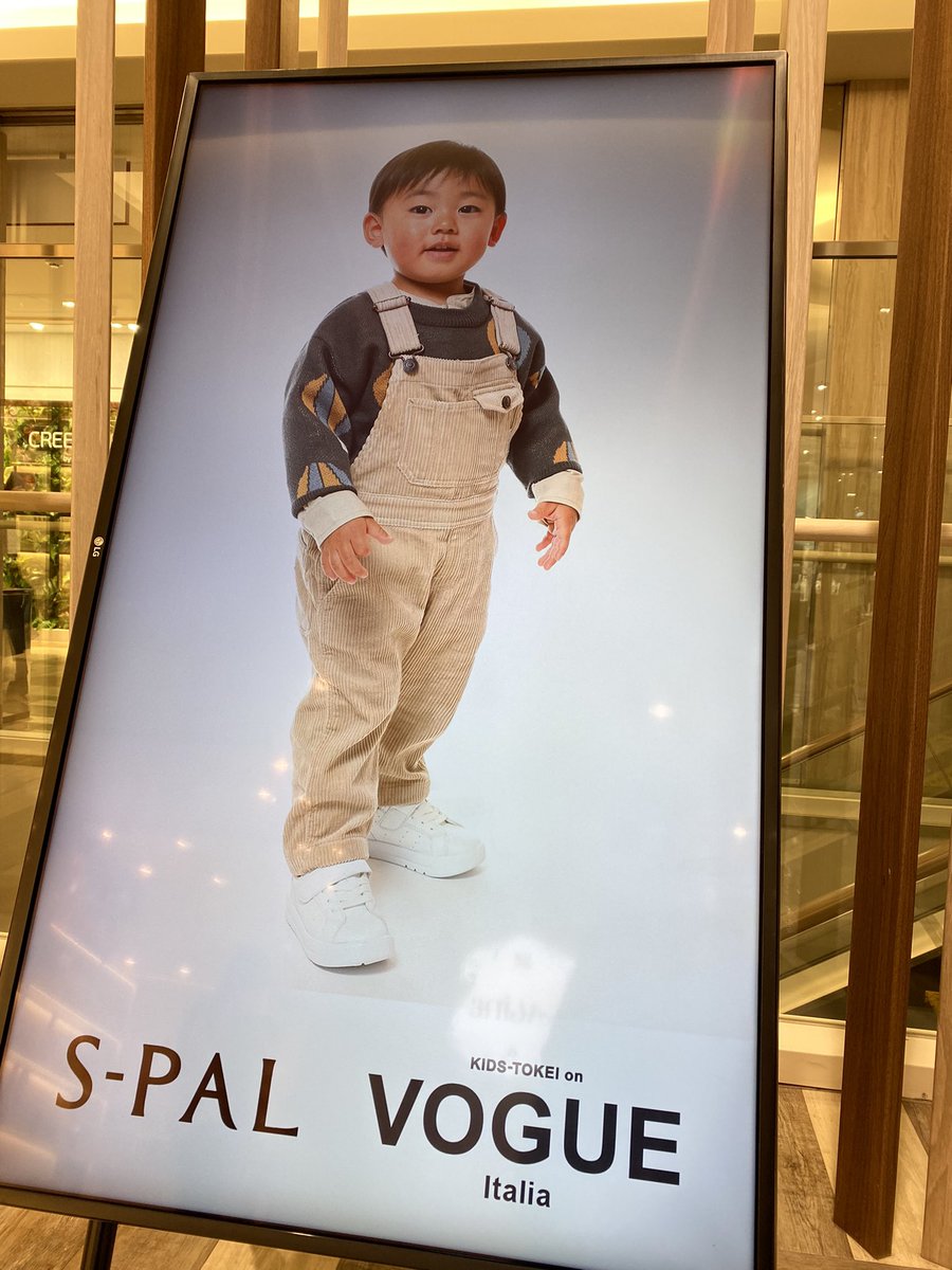 a_capital's tweet photo. 【KIDS-TOKEI on VOGUE Italia 2021 vol.4】のサイネージ放映が18日からはじまりました☆

S-PAL仙台 本館3階 Laline前エスカレーター付近に設置されています。1ヶ月間ほどの放映予定です。

#２歳２ヶ月
#キッズ時計
#VOGUEItalia2021vol4
#サイネージ
#エスパル仙台 https://t.co/Ihy6nLco4I