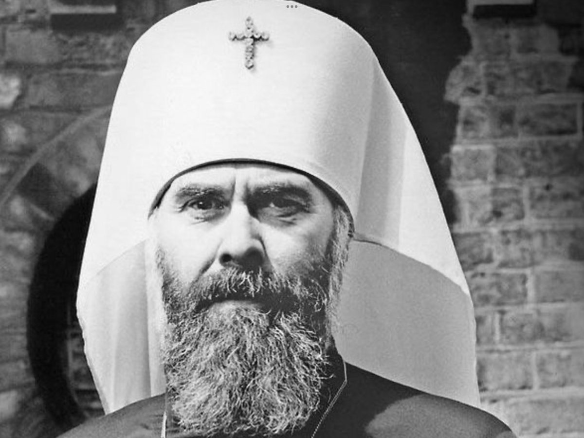 «Вчера пришла на службу женщина с ребёнком. Она была в брюках и без платка. Кто-то сделал ей замечание. Она ушла. Я не знаю, кто сделал это замечание, но приказываю этому человеку до конца дней молиться о ней и её ребёнке. Из-за вас она больше не придёт в храм».
Антоний Сурожский