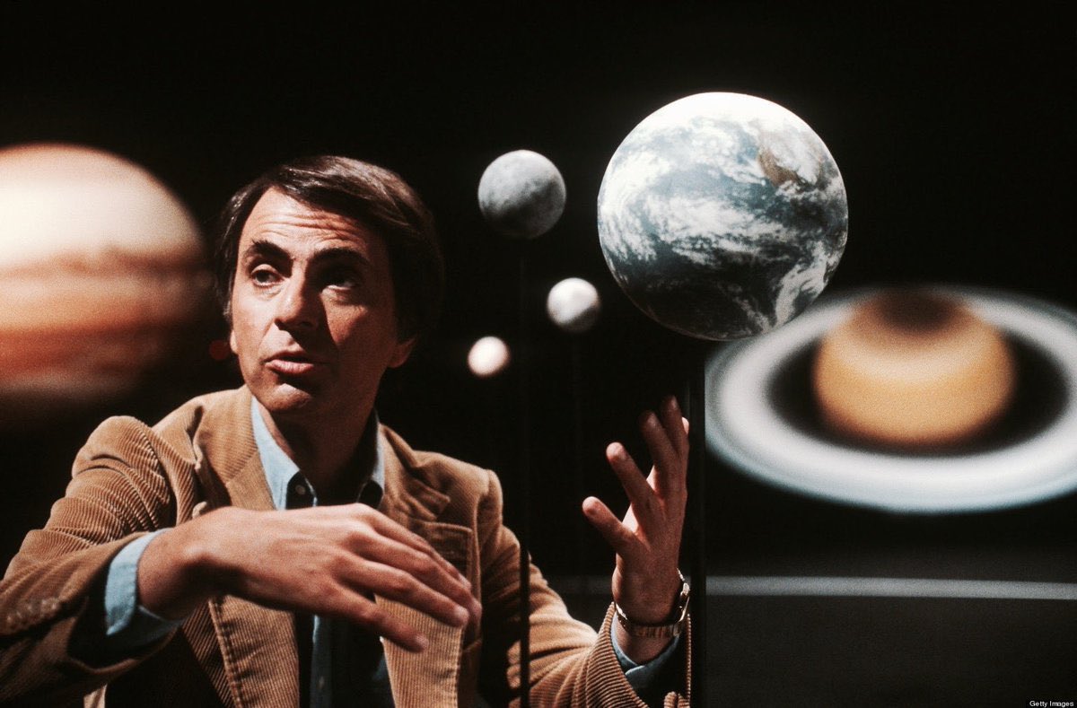 retrochenta's tweet photo. Hoy hace 25 años que nos dejó Carl Sagan, el genial divulgador que nos acercó tanto a la Astronomía y al Cosmos. #CarlSagan https://t.co/rdpFGWxF3p
