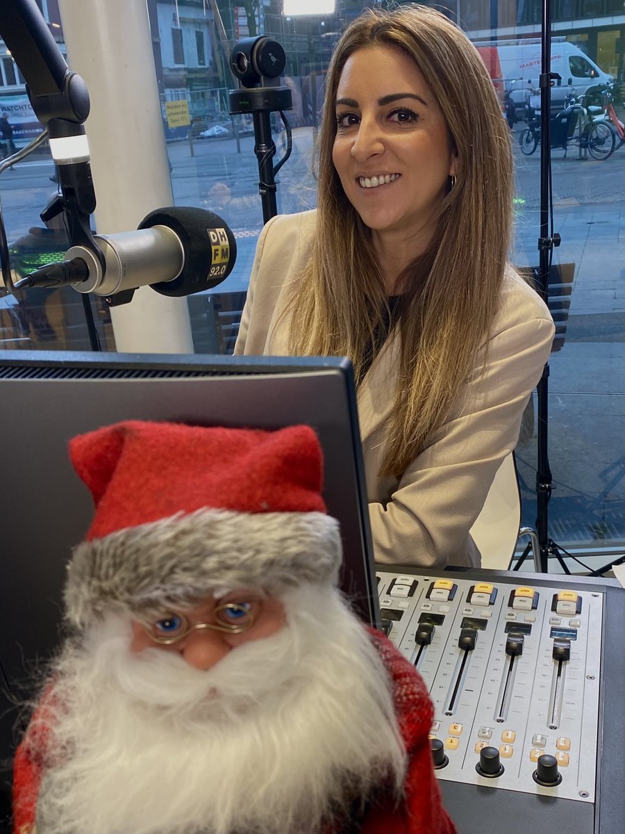 Alweer mijn laatste #HaagsBakkie 2021 bij radio <a href="/DenHaagFM/">Den Haag FM</a> met <a href="/nicolettekrul/">Nicolette Krul</a>. In Kerstsfeer natuurlijk 🎄 Mijn gast @Sjoerd_SUD van <a href="/tYoungDigitals/">The Young Digitals</a>, dat jong talent dat heel lastig aan t werk komt, opleidt tot online marketeer. Prachtige sociale onderneming! #SDG10