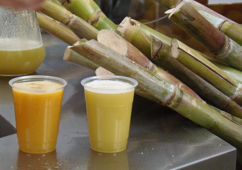 Сок тростникового сахара. Сок тростникового сахара. Напиток из сахарного тростника. Тростниковый сок. Тростниковый сок.