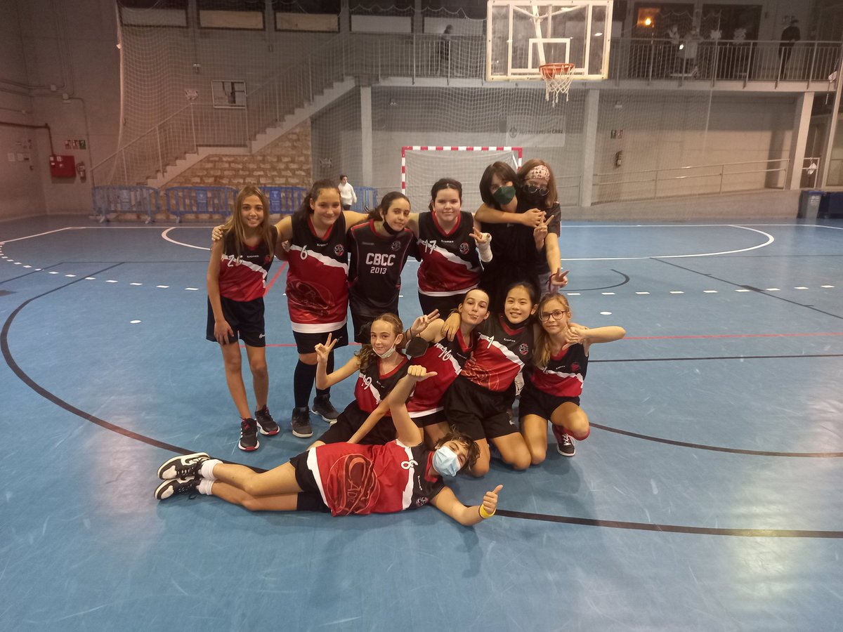CBCiudaddeCadiz's tweet photo. Pocas veces te cierran el acta y disfrutas del partido gracias al equipo rival. Enhorabuena al infantil femenino de @SFNBasket y a su entrenador @milioguerrero un gustazo jugar con vosotros. Ojalá muchos sigan vuestro ejemplo líderes en la clasificación y líderes en valores. https://t.co/BGgZRSvzJ2