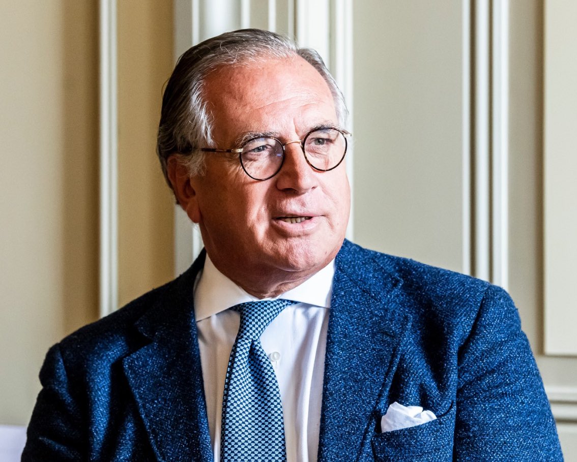 #lifeiskool het is ongelofelijk maar er komt een einde aan het tijdperk Roberto Payer (71) bij Hilton Amsterdam en Waldorf Astoria. De hotellegende gaat met welverdiend pensioen op 1 januari. Liefst 52 jaar dienstbaarheid eindigt 💪❤️👏👏👏👏👏👏👏👏👏🤝👏👏👏