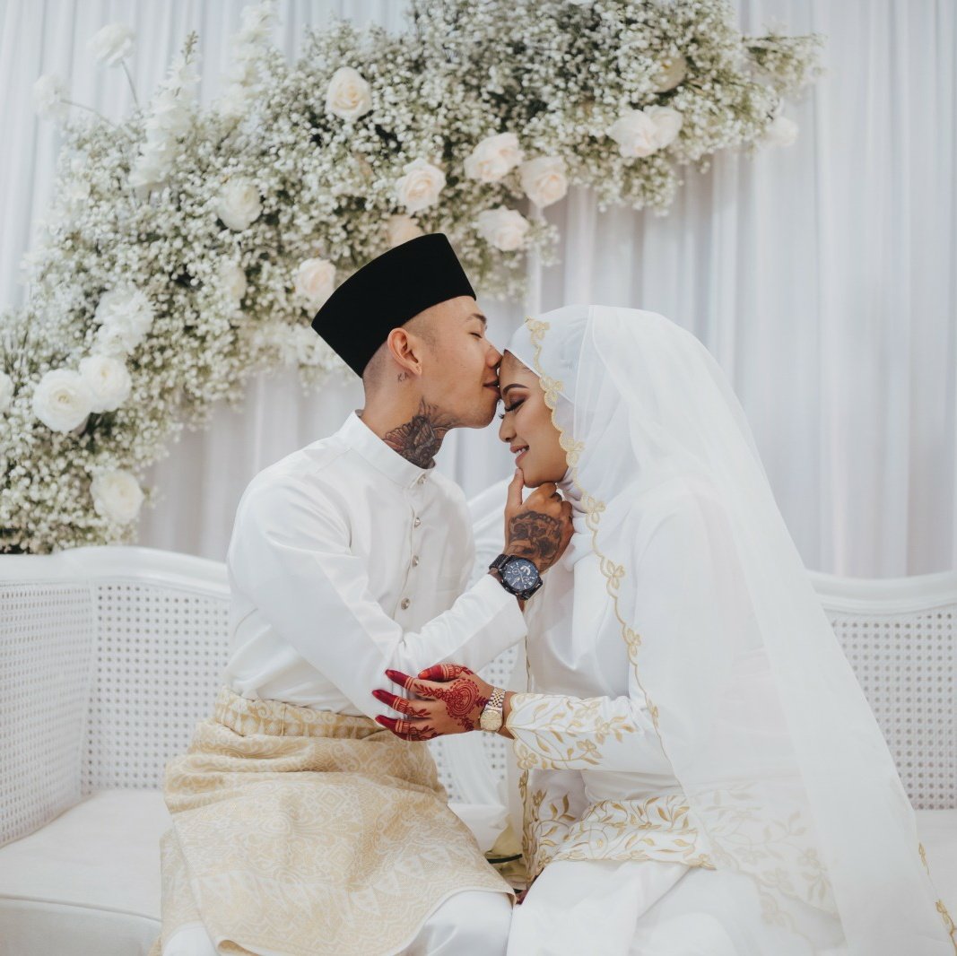 IVMFIEYY's tweet photo. Since 2015 now we're already married i love you my precious wife ♡♡ you look so beautiful on our big day https://t.co/3IhoZXcNdy