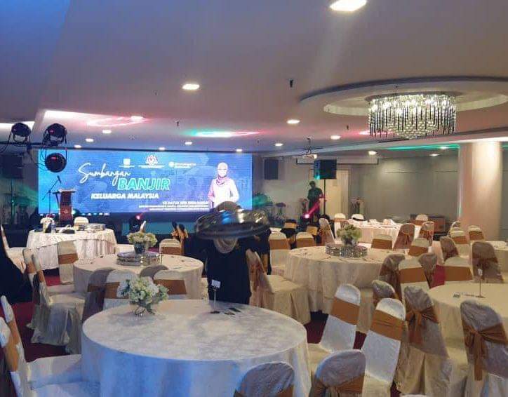 Ini lagi next level punya bodoh lah #KeluargaMalaysia. Apa mende nak kena buat majlis makan kat hotel bagai nak bagi sunbangan? Wahai menteri, marhaen tengah kebulur tu. Awak-awak pulak dok buat majlis makan kat hotel mewah, konon nak sambut beri sumbangan. Mana common sense?