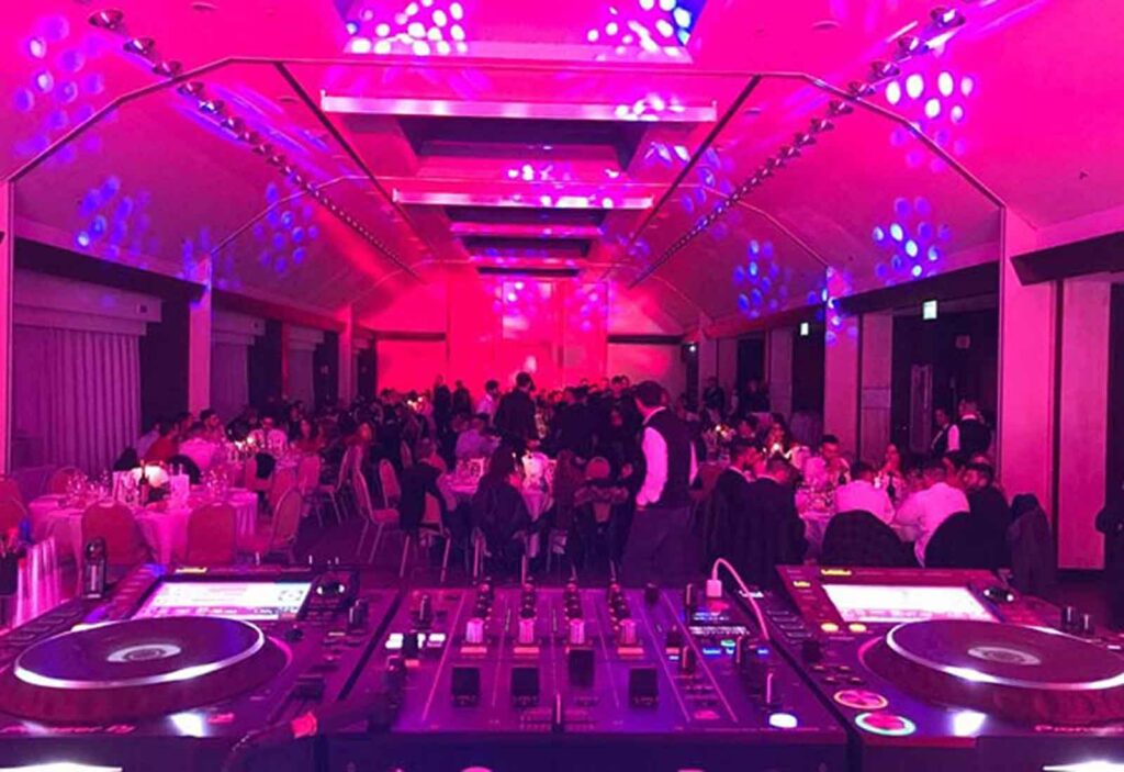 capodannoff's tweet photo. Capodanno al #Mercure Roma West - https://t.co/HHWmlDpW7z - #Disco #Dj #Eur #Giovani https://t.co/bgA6RXWErE