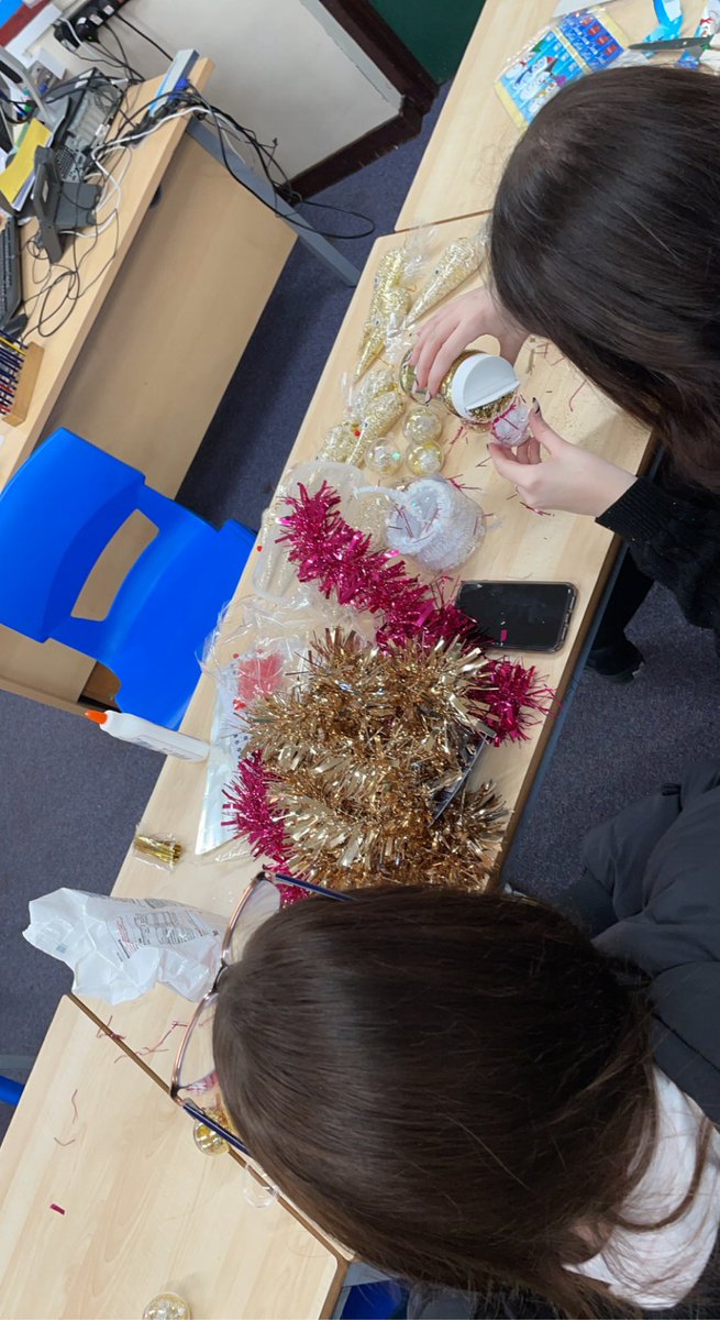 support_lhs's tweet image. S3 have been busy Christmas elves! Deliveries are on their way to you between now and the end of term!