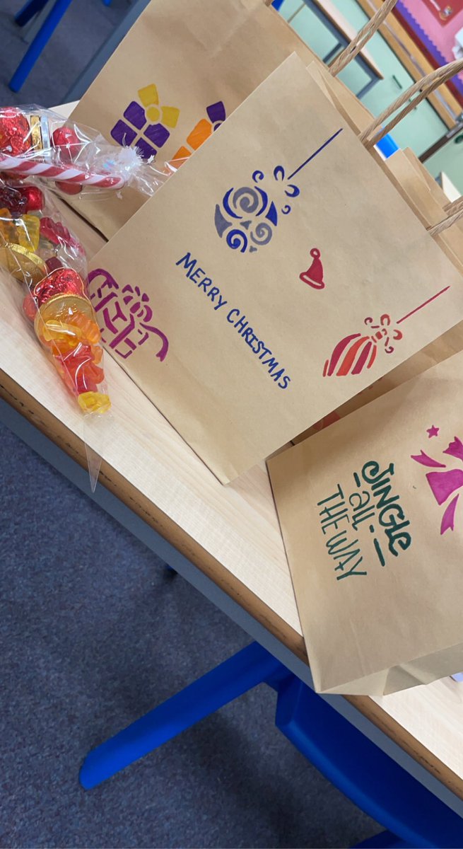 support_lhs's tweet image. S3 have been busy Christmas elves! Deliveries are on their way to you between now and the end of term!