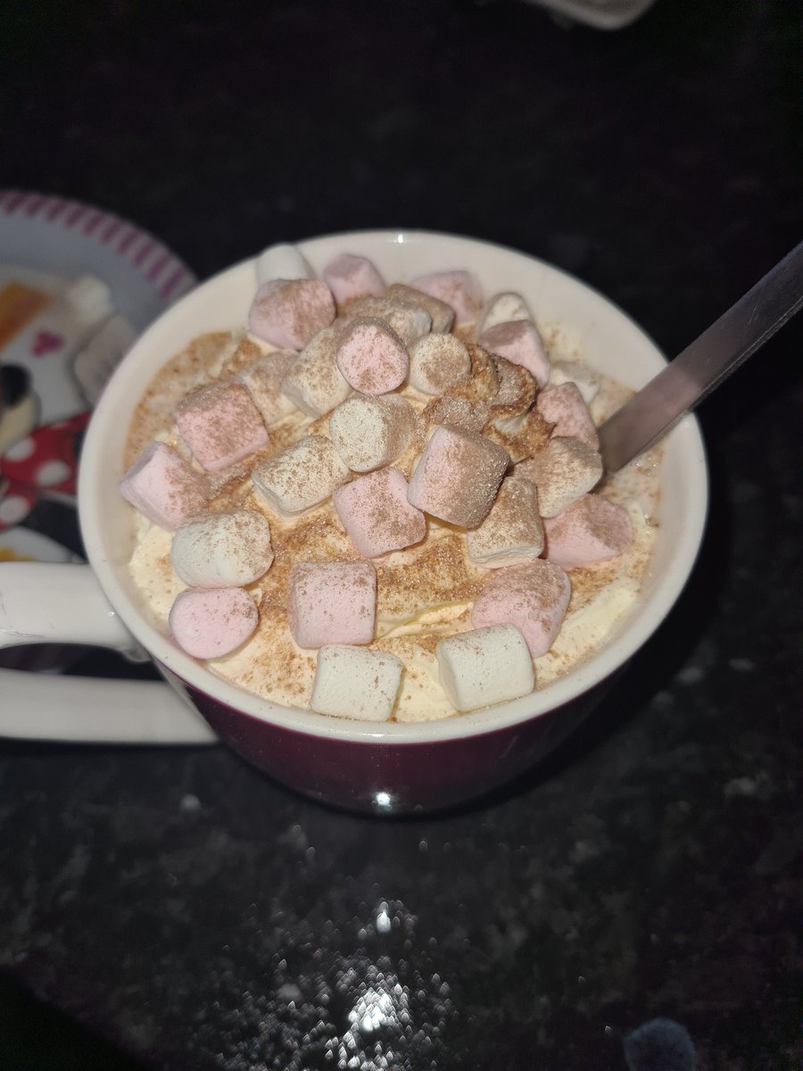 muscariamadge's tweet image. This weather calls for...
Luxury hot chocolate 🥰🤤
Isolation isn't so bad....
#cosywinternights #itsalmostchristmas #isolatingforchristmas #hotchocolate