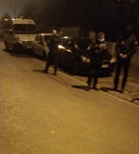 AnneSoGsl's tweet photo. Je me sens comme une délinquante , je vais recevoir une amende pour avoir donner de la nourriture aux #réfugiés de #Calais       à quelques jours de #Noel  on peut faire l'andouille dans un 4x4 comme dans #fastandfurious mais c'est #interdit d'aider des gens dans le #besoin https://t.co/jfltpwccTG