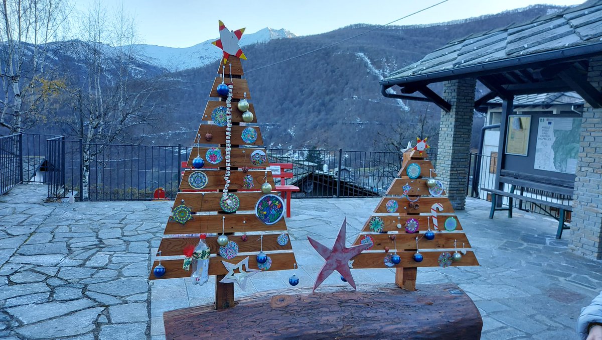 cuoredellealpi's tweet photo. #Cuoresolidale per il sociale
🎄 Nell'ambito del progetto, i bambini di Rorà in Val Pellice hanno allestito, con la collaborazione dell'operatore sociale di comunità, gli alberi di Natale realizzati in legno locale certificato.
@InterregALCOTRA @CittaMetroTO #altevalli https://t.co/A37IItkOYv